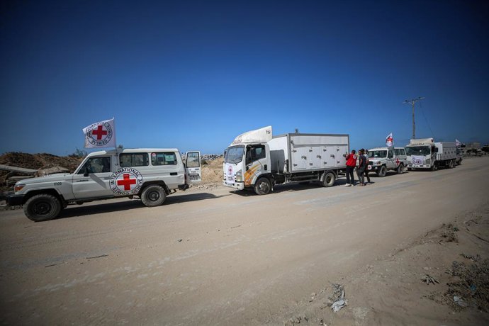 16 de outubro de 2025, Khan Younis, Faixa de Gaza, Território Palestino: Funcionários do necrotério descarregam os corpos de palestinos que estavam sob custódia israelense, depois de serem transportados por veículos do Crescente Vermelho e caminhões refri