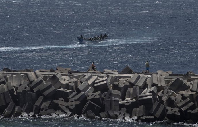 Archivo - Arquivo - Um terceiro cayuco chegando ao porto de La Restinga, em 22 de agosto de 2024, em El Hierro, Ilhas Canárias (Espanha). O primeiro cayuco a chegar à ilha tinha 188 migrantes, incluindo 14 mulheres. Após o desembarque, várias dessas pesso