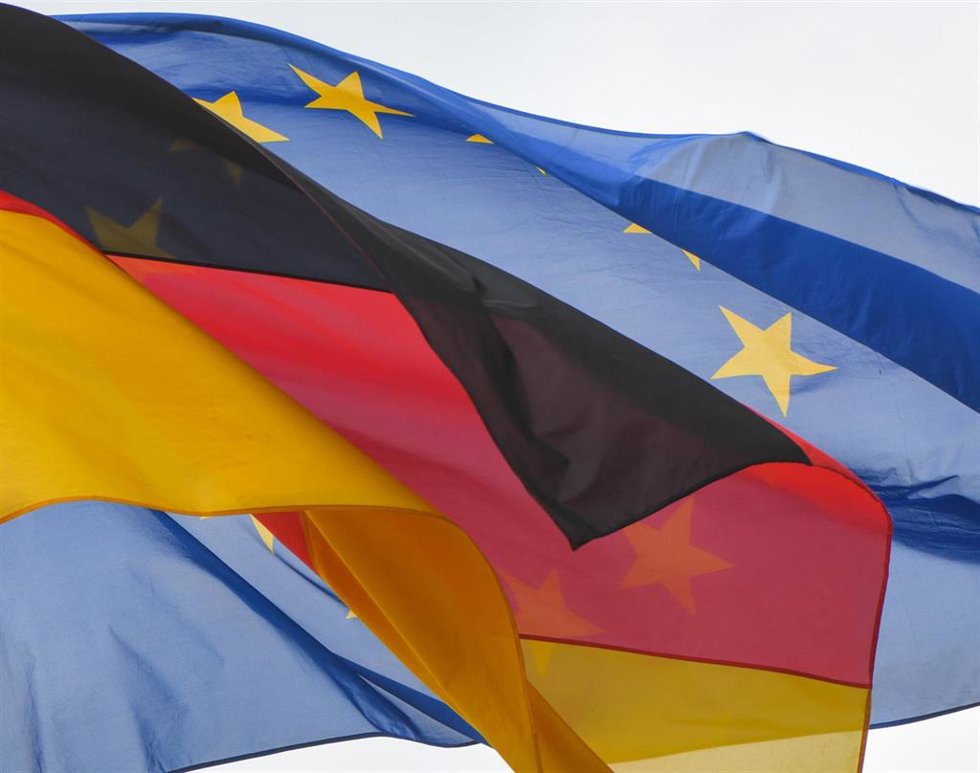 Archivo - Banderas de Alemania y de la UE en Frankfurt