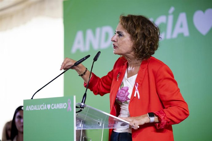 La vicepresidenta primera del Gobierno, María Jesús Montero, en la Fiesta de la Rosa en Bentarique (Almería).