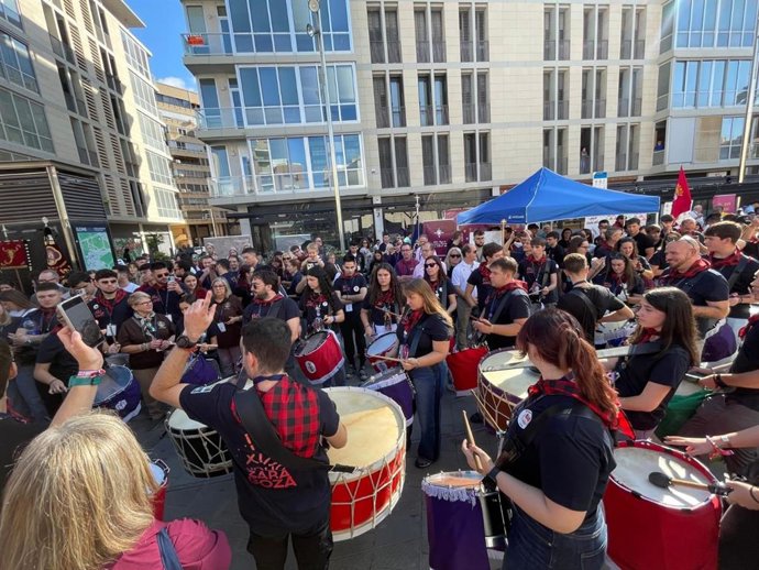 Tambores y bombos de la Semana Santa zaragozana han retumbado en Elche.
