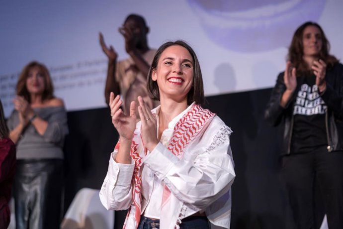Irene Montero, deputada do Podemos, durante discurso na Universidade de Outono do Podemos no Palacio de la Prensa de Callao, em 19 de outubro de 2025, em Madri (Espanha).