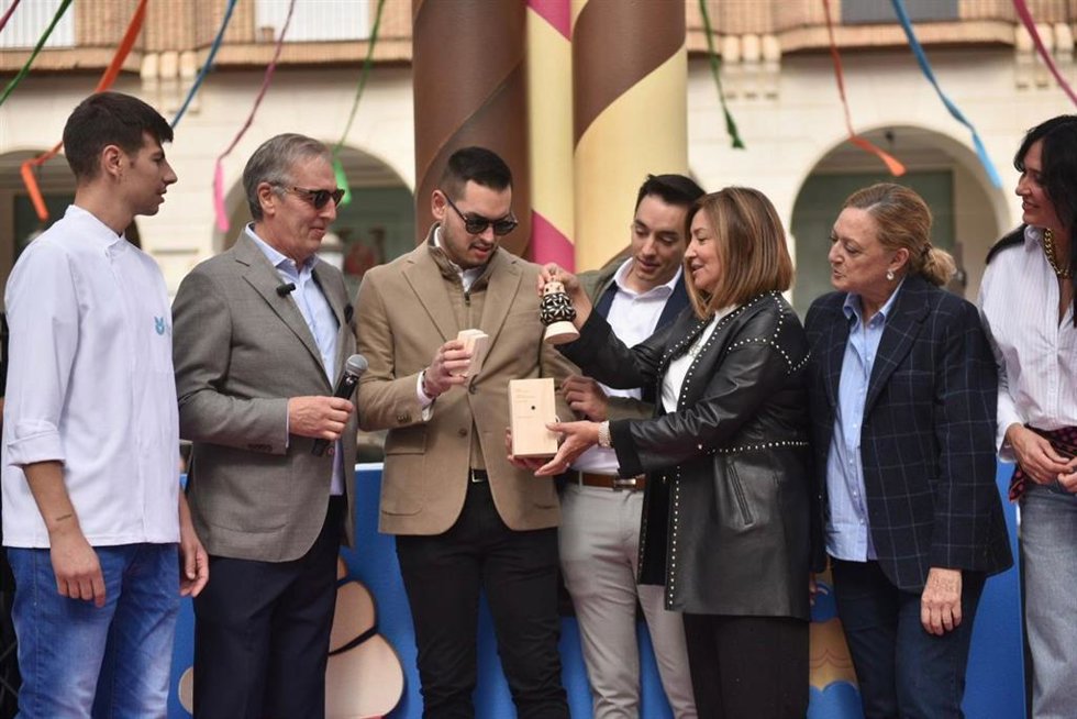 Pastelería Galicia, de Tordesillas (Valladolid), ha sido reconocido con el II Premio Vicente Ascaso en la feria 'Huesca es Dulce' en un acto celebrado este domingo en la plaza López Allué de la capital altoaragonesa.