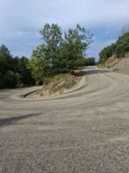 Una curva de la carretera que está siendo reparada.