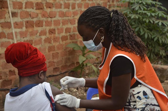 Archivo - KAMPALA, Feb. 2, 2025  -- A local resident (L) receives a dose of vaccine during a mpox vaccination campaign in Kampala, Uganda on Feb. 1, 2025. TO GO WITH "Uganda starts mpox vaccination targeting high risk populations"