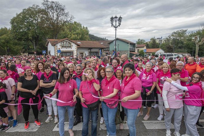 Cientos de personas participan en la marcha de Anjanas Solidarias en Puente San Miguel