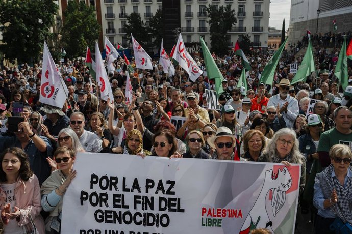 Manifestación ‘Por una paz justa’, a 19 de octubre de 2025, en Madrid (España). La manifestación está convocada por la plataforma ‘Parar La Guerra’ bajo el lema '¡No al genocidio! ¡Palestina libre! Alto el fuego definitivo. Ni terrorismo ni genocidio' y c