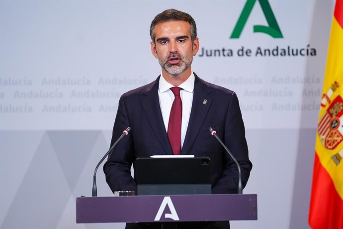 O Ministro Regional da Agricultura, Pesca, Água e Desenvolvimento Rural, Ramón Fernández-Pacheco, na coletiva de imprensa. Em 8 de outubro de 2025, em Sevilha (Andaluzia, Espanha). Conferência de imprensa após o Conselho de Administração do Governo Region