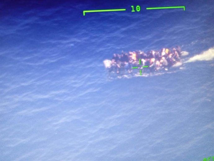 Suc.- Rescatadas otras 58 personas migrantes a bordo de una neumática a 4 millas de Fuerteventura