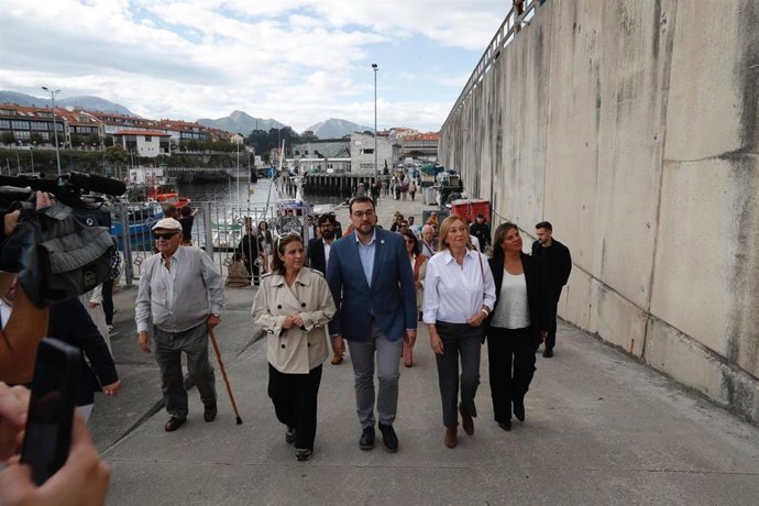 Acto homenaje a Antonio Trevín en el dique de Llanes que desde hoy lleva su nombre.