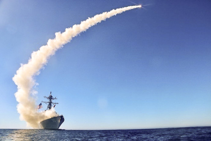 Archivo - December 1, 2020 - Pacific Ocean -  The guided-missile destroyer USS Chafee (DDG 90) launches a Block V Tomahawk, the weapon's newest variant, during a three day missile exercise. This event marked the first time a Block V Tomahawk missile was o