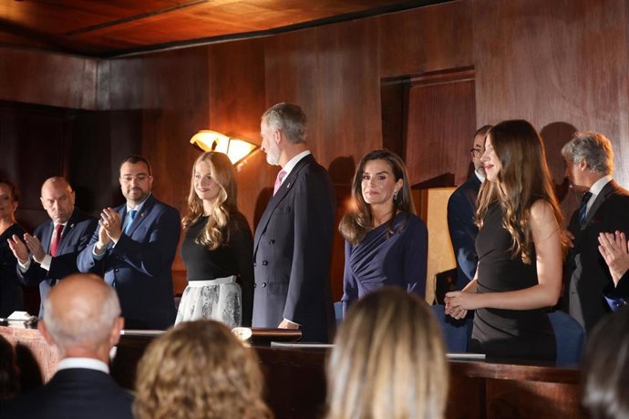 Archivo - (I-D) El presidente de Asturias, Adrián Barbón; la Princesa Leonor; el Rey Felipe VI; la Reina Letizia y la Infanta Sofía, durante el XXXII Concierto Premios Princesa de Asturias, en el Auditorio Palacio de Congresos "Príncipe Felipe" de Oviedo,
