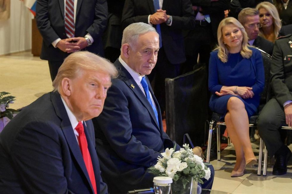 El primer ministro de Israel, Benjamin Netanyahu (d), y el presidente de Estados Unidos, Donald Trump (i), durante una reunión con las familias de los rehenes fallecidos y retornados, los soldados de las FDI heridos, y los heridos en los atentados terro