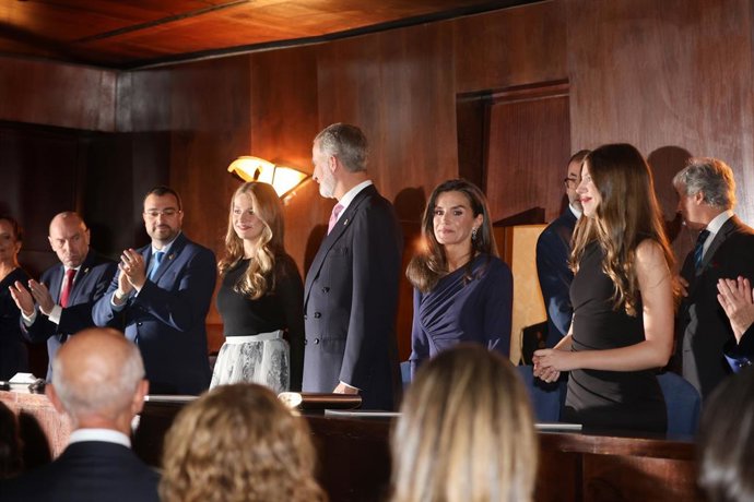 Archivo - (I-D) El presidente de Asturias, Adrián Barbón; la Princesa Leonor; el Rey Felipe VI; la Reina Letizia y la Infanta Sofía, durante el XXXII Concierto Premios Princesa de Asturias, en el Auditorio Palacio de Congresos "Príncipe Felipe" de Oviedo,