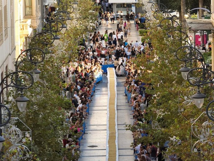 El concurso de coca de mollitas se salda en Alicante con un récord de 108 metros y 10.000 asistentes