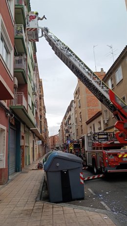 Bomberos de Zaragoza en el incendio de una vivienda de la tercera planta de un edificio situado en la calle Borja del barrio de las Delicias.