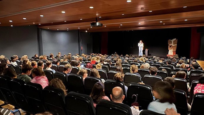 La alcaldesa de Huesca, Lorena Orduna, sobre el escenario del Centro Cultural Manuel Benito Moliner en el evento cultural organizado por Menudo Teatro