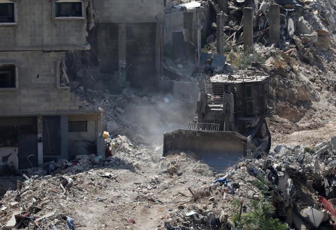 Archivo - TULKARM, June 11, 2025  -- An Israeli bulldozer is seen during an Israeli operation in Tulkarm refugee camp, northern West Bank, on June 11, 2025. The UN Office for the Coordination of Humanitarian Affairs (OCHA) said Israeli operations intensif