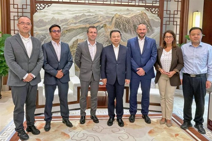 Foto de familia de la reunión del Ayuntamiento de Jáen, la Confederación de Empresarios de Jáen y la empresa de baterías china Tianneng.