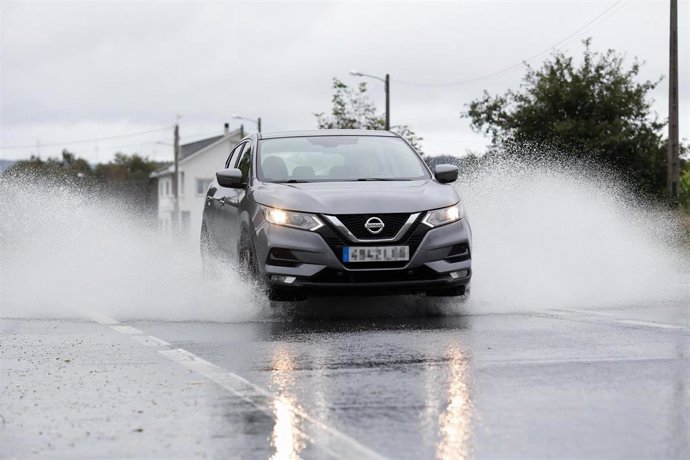 Archivo - Un coche circula por una carretera anegada por el desbordamiento del río Anllo, a 9 de octubre de 2024, en O Santo, Vilalba, Lugo, Galicia (España).