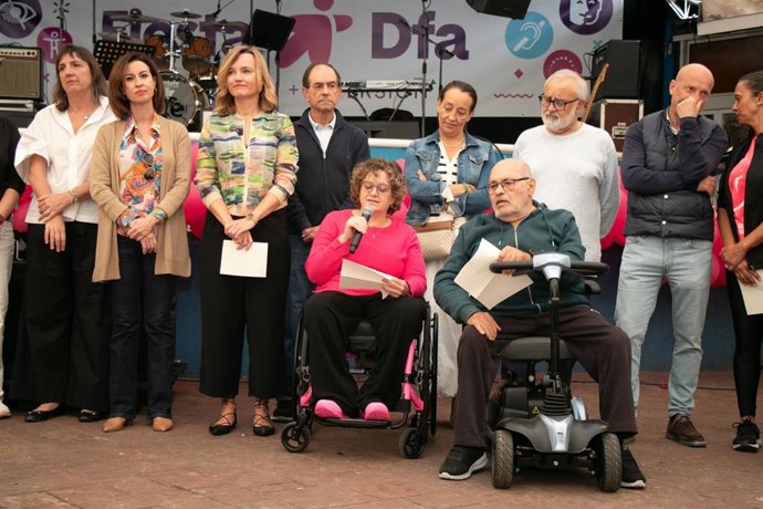 Fiesta de Fundación Dfa en el Parque de Atracciones. En la imagen , el momento de la lectutra del manifiesto con las autoridades asistentes.
