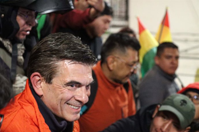 Archivo - Arquivo - 17 de agosto de 2025, La Paz, La Paz, Bolívia: Rodrigo Paz Pereira, candidato presidencial do Partido Democrata Cristão (PDC), reúne-se com apoiadores em La Paz depois de liderar a contagem de votos com 31,6%, avançando para o segundo 