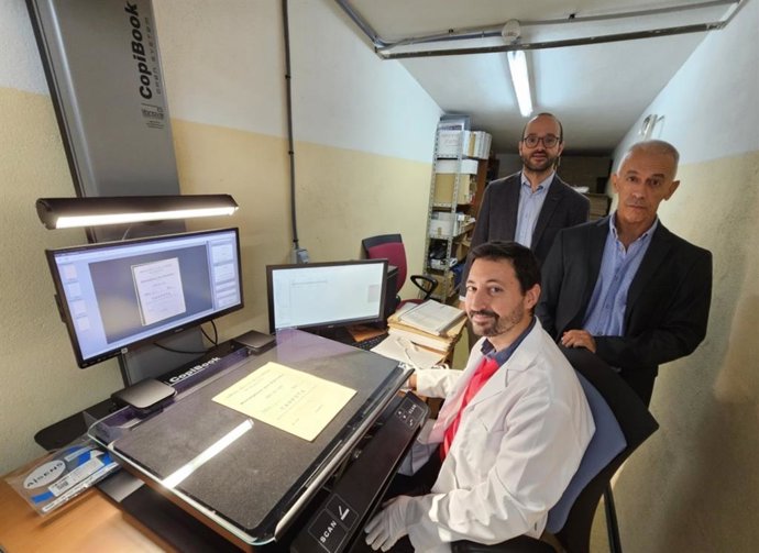 El vicepresidente de la Diputación junto al jefe del Servicio de Gestión Documental y Archivo de la institución