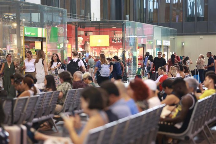 Archivo - Viajeros de la estación de Santa Justa (Sevilla). Imagen de archivo.