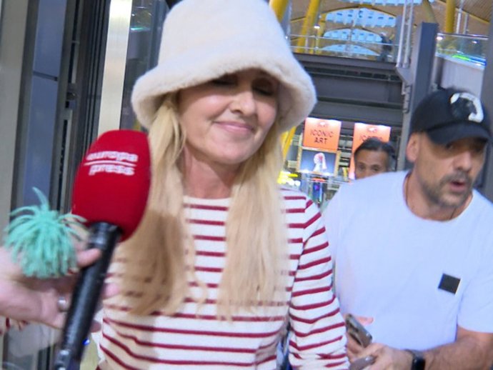 Cayetana Guillén Cuervo llega al aeropuerto de Madrid junto a su marido