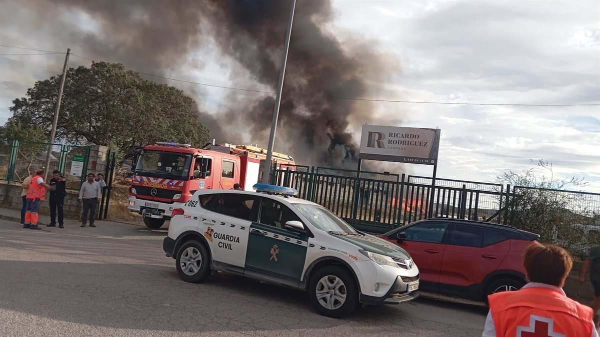 Diversos medios trabajan en la extinción de un incendio en una fábrica de corcho en San Vicente de Alcántara
