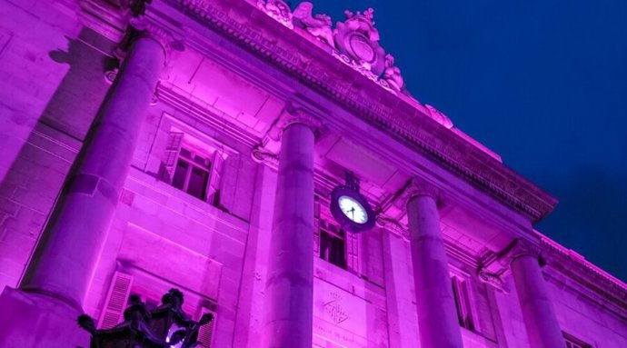 El Ayuntamiento de Barcelona se ilumina de rosa para visibilizar la lucha contra el cáncer de mama