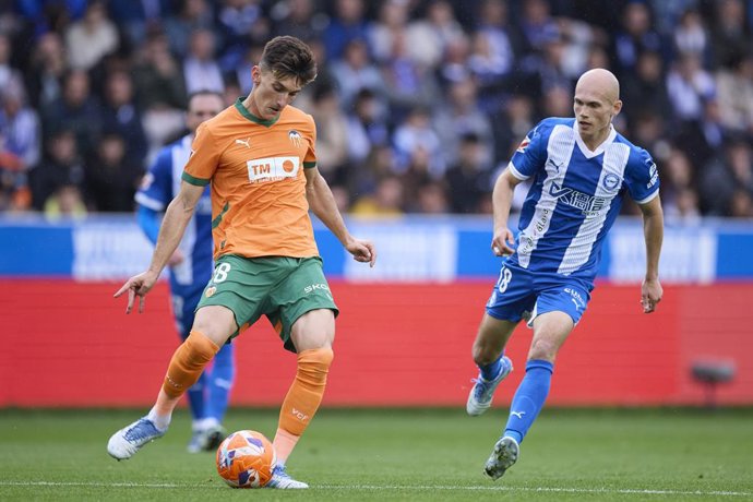 Archivo - Jose Luis Garcia 'Pepelu' of Valencia CF competes for the ball with Jon Guridi of Deportivo Alaves during the LaLiga EA Sports match between Deportivo Alaves and Valencia CF at Mendizorrotza on May 14, 2025, in Vitoria, Spain.