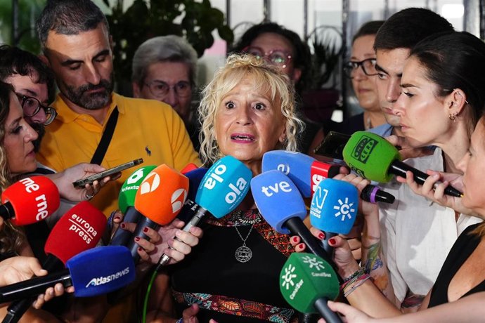 La presidenta de Amama, Ángela Claverol atiende a los medios de comunicación. Imagen de archivo.  