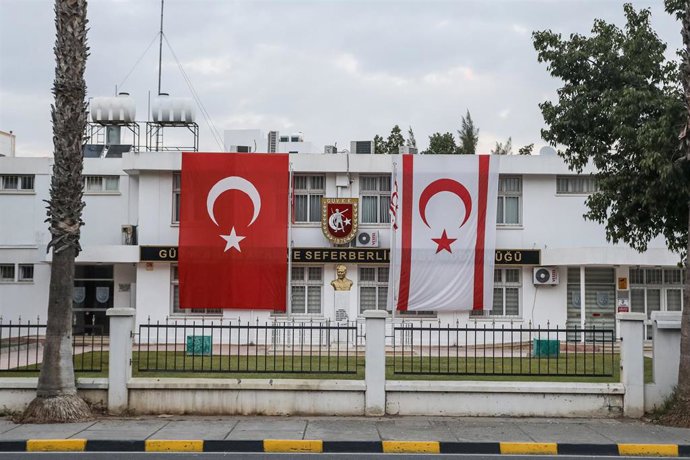 Archivo - Banderas de Turquía y de la autoproclamada República Turca del Norte de Chipre (archivo)