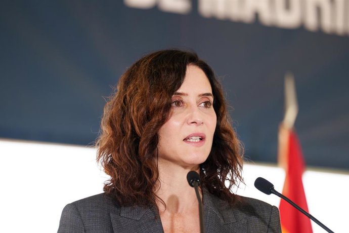 La presidenta de la Comunidad de Madrid, Isabel Díaz Ayuso, ofrece declaraciones durante una visita a las obras de la Ciudad de la Justicia en el barrio madrileño de Valdebebas, a 16 de octubre de 2025, en Madrid (España).