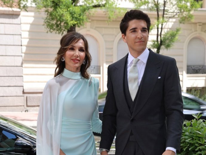 Archivo - Javier García-Obregón y su madre, Paloma Lago, llegan a la iglesia de San Fermín de los Navarros, a 01 de mayo de 2024, en Madrid (España).