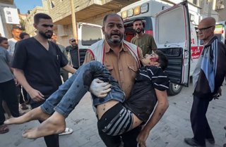 October 19, 2025, Nusairat, Gaza Strip, Palestinian Territory: Palestinians carry the bodies of two people and several wounded to Al-Awda Hospital in Nuseirat refugee camp, central Gaza Strip, following an Israeli drone strike on an area in the camp. Nuse