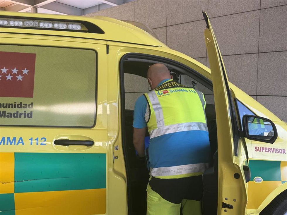 Archivo - Herido grave un motorista tras salirse de la vía en la A-6 a la altura de Las Rozas