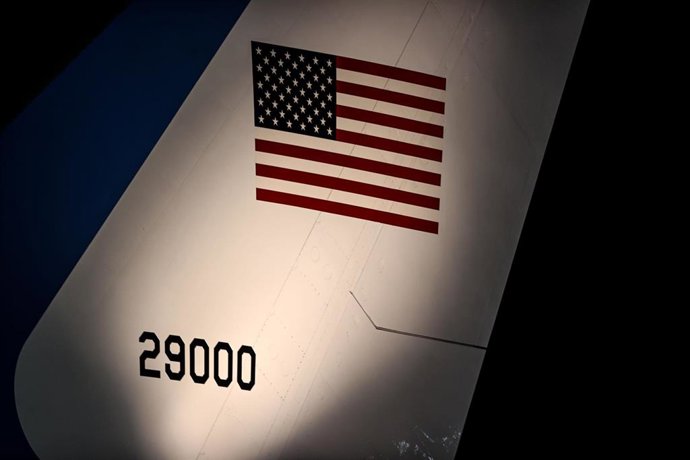 Archivo - La bandera estadounidense en la parte trasera del Air Force One, el avión presidencial de Donald Trump