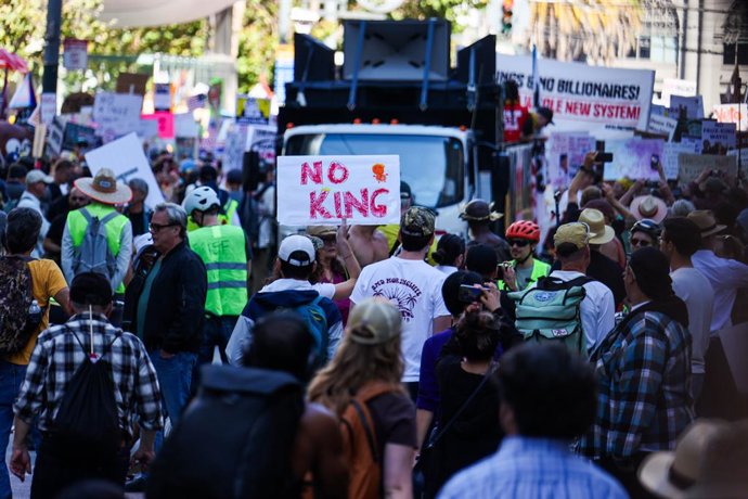 SAN FRANCISCO, 19 de outubro de 2025 -- Pessoas participam de um protesto "No Kings" em San Francisco, Califórnia, Estados Unidos, em 18 de outubro de 2025. Dezenas de milhares de pessoas saíram às ruas em 2.700 cidades e vilas dos EUA no sábado para a se