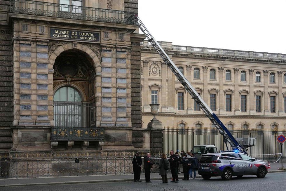 Agentes de Policía junto a un montacargas utilizado por ladrones para entrar en el Museo del Louvre en el Quai Franois Mitterrand