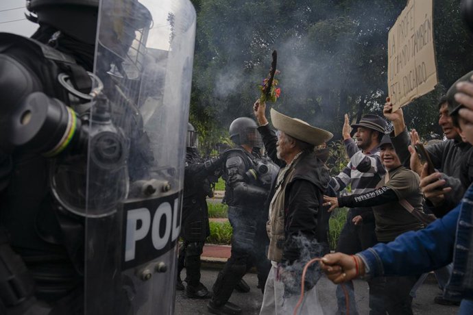 12 de outubro de 2025, Quito, Pichincha, Equador: Um homem idoso assume a liderança para continuar o protesto no Parque El Arbolito. Dia 20 da Greve Nacional de 2025 no Equador, em descontentamento com o governo de Daniel Noboa. A marcha foi convocada com