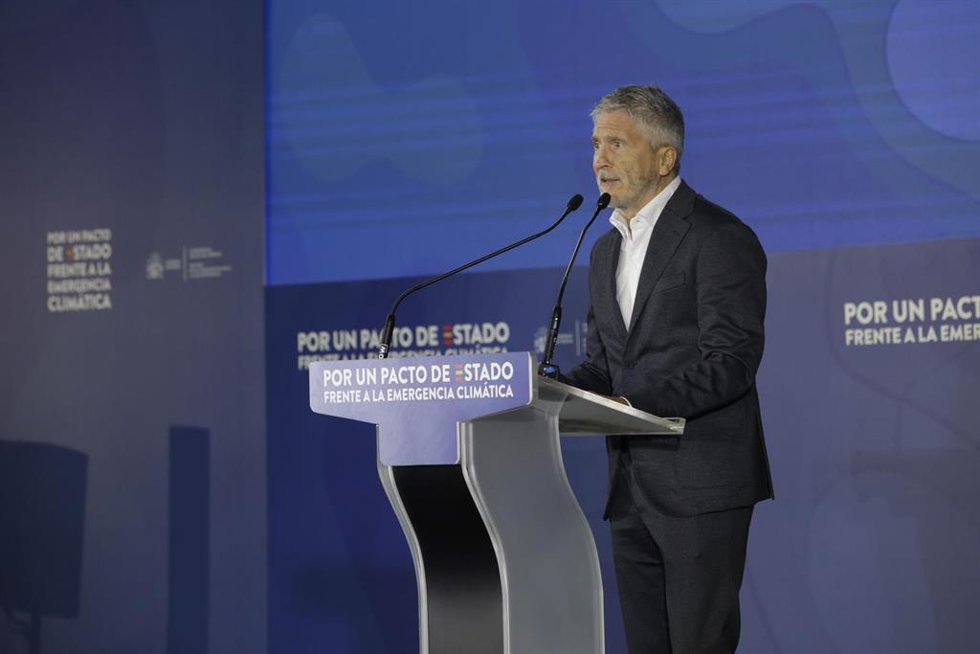 El ministro Interior, Fernando Grande Marlaska, durante la inauguración de la Convención del Pacto de Estado frente a la Emergencia Climática, en La Térmica Cultural y la Fábrica de la Luz, a 13 de octubre de 2025, en Ponferrada, León (España).