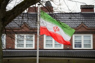 Archivo - FILED - 31 October 2024, Hamburg: The Iranian national flag flies in front of the Consulate General of the Islamic Republic of Iran in Hamburg. The Iranian judiciary has once again publicly executed a man convicted of murder, the second death se