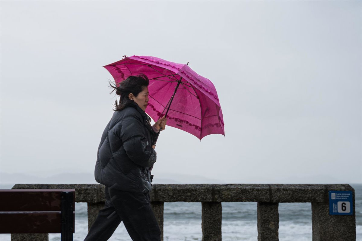 La Península está hoy bajo la influencia de una circulación atlántica, con Galicia en alerta por lluvias y oleaje