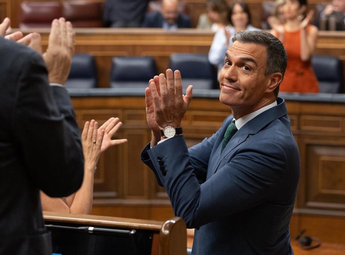 Archivo - Arquivo - Aplausos para o primeiro-ministro Pedro Sánchez durante uma sessão extraordinária no Congresso dos Deputados, em 17 de julho de 2024, em Madri (Espanha). Pedro Sánchez apresenta hoje as principais linhas do Plano de Ação para a Democra