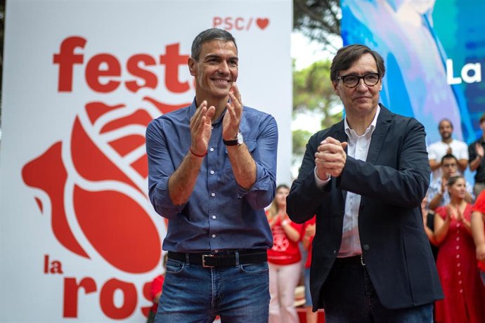 El presidente del Gobierno, Pedro Sánchez (i) y el presidente de la Generalitat de Cataluña, Salvador Illa (d), durante la Fiesta de la Rosa del PSC, a 21 de septiembre de 2025, en Gavà, Barcelona