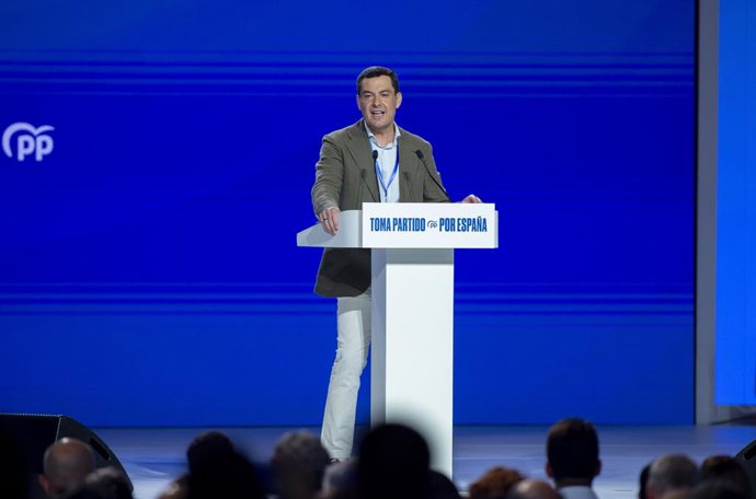 Archivo - Arquivo - O presidente do governo regional da Andaluzia, Juanma Moreno, discursa durante o segundo dia do 21º Congresso Nacional do Partido Popular, em 5 de julho de 2025, em Madri (Espanha) (foto de arquivo).