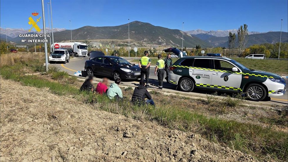 Los cuatro sospechosos de haber cometido una serie de robos con fuerza en establecimientos de Aragón, Cantabria y Asturias, tras ser interceptados por la Guardia Civil en una rotonda de Sabiñánigo.