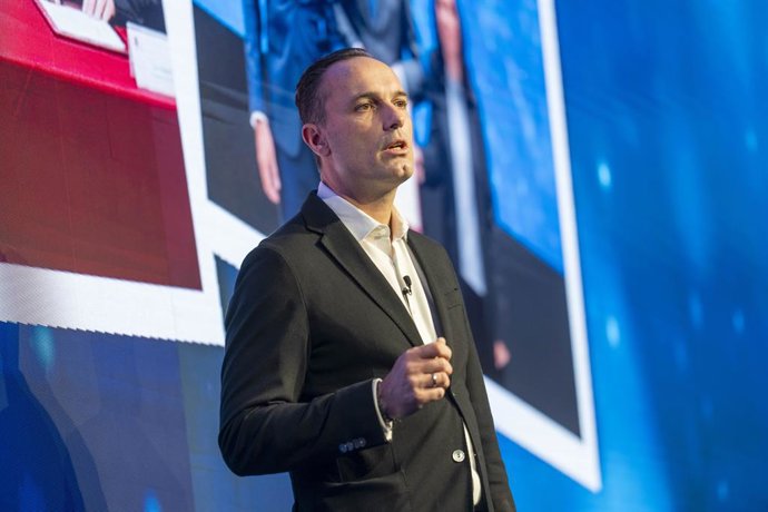 Chris Dimitriadis, Diretor Executivo Global da ISACA, durante seu discurso no Congresso ISACA Europa 2025.